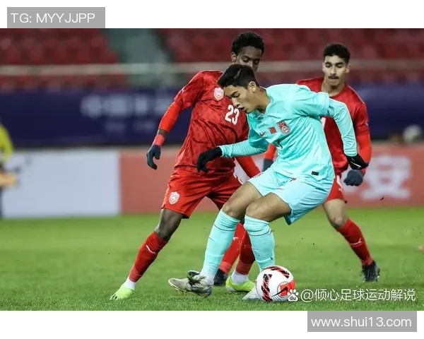 足球巨星赛场感人瞬间汇聚展现体育精神与人性温暖力量