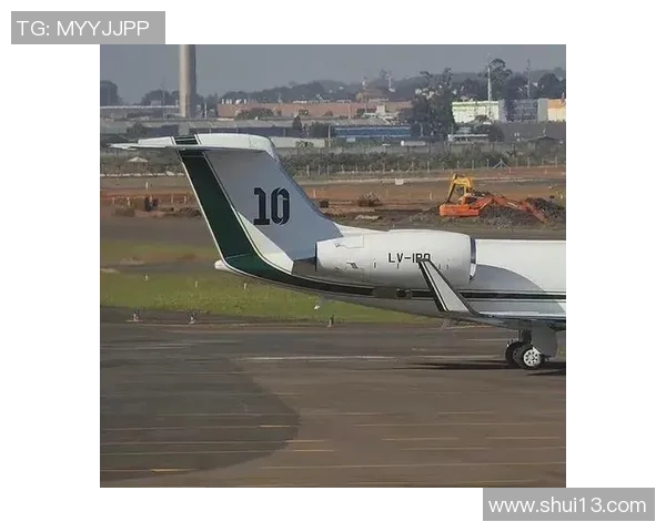 足球巨星奢华生活揭秘 从私人飞机到豪华别墅的奢侈风范